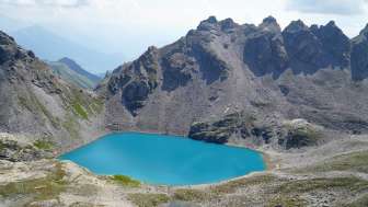 Lac sauvage aux eaux bleu turquoise près du Pizol