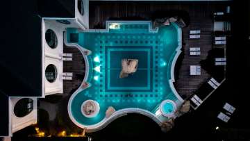 Bain extérieur des thermes Tamina photographié d'en haut