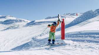 Un enfant skie sur la Funslope du Pizol