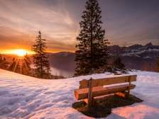 Banc solaire en hiver avec vue sur le lac de Walenstadt