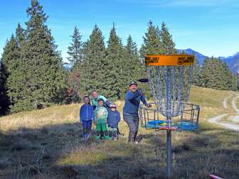 Famille sur le parcours de discgolf du Pizol