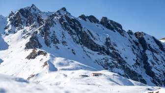 panorama alpin, neige, montagne, excursion en famille, panneau indicateur sentier de randonnée hivernale, cabane Pizol, randonnée hivernale, randonnée en altitude