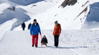 Neige, montagne, sortie en famille