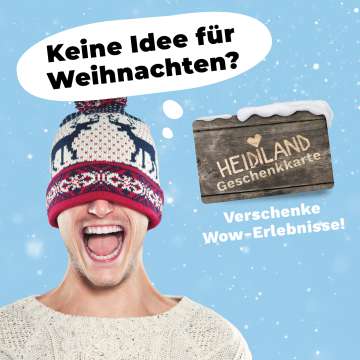 Homme au pull-over tricoté et bonnet sur les yeux, d'humeur joyeuse