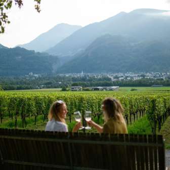 Dégustation de vins avec vue sur les vignobles © Heidiland Tourismus