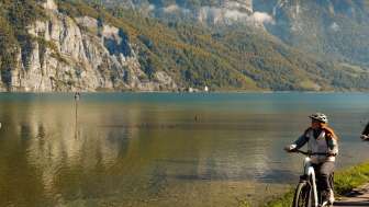 2025, montagnes, circuit en vélo électrique, amis, automne, circuit gastronomique, expérience multiforme, panorama, Suisse Tourisme, ST, piste cyclable, lac de Walenstadt, eau