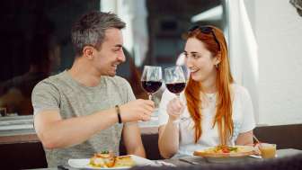 Un couple trinque au vin rouge, plat principal au restaurant Chrüz © Hannes Heinzer