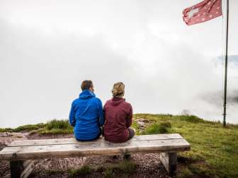 Couple assis sur un banc dans le brouillard