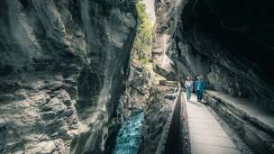 Deux femmes font de la randonnée dans les gorges de la Tamina