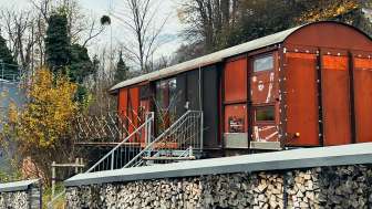 Un wagon de train transformé en chambre d'hôtel