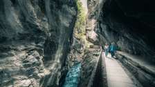 Deux femmes font de la randonnée dans les gorges de la Tamina