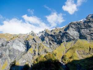 Parois rocheuses dans la vallée de Weisstannen