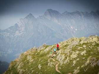 Randonnée, randonnée alpine, rides, chemin du patrimoine mondial, patrimoine mondial de l'UNESCO Arène tectonique Sardona, formation des Alpes, montagnes, patrimoine mondial Sardona, rochers, chemin Saronda du patrimoine mondial, Thomas Kessler Visuals, Alpes