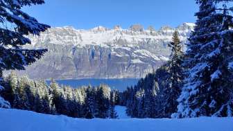 Vue sur les Churfirsten enneigés et le Walensee