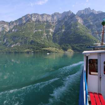 Promenade en bateau sur le lac de Walen © azibene AG
