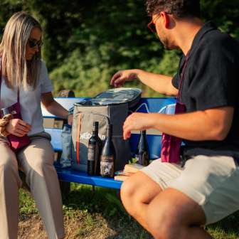Découvrir le contenu du sac à dos © Heidiland Tourismus / Kevin Wildhaber