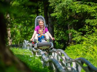 Mère et enfant sur la piste de luge de Floomzer