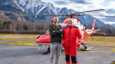 Luciano Gähwiler et Manuel Rothmund devant la base d'hélicoptères d'Untervaz