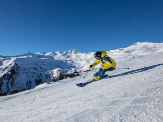 Skieurs au Flumserberg avec vue sur Spitzmeilen Skieurs au Flumserberg avec vue sur Spitzmeilen