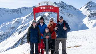 Grand Tour of Switzerland, UNESCO Patrimoine Naturel Mondial Arène tectonique Sardona, neige, montagne, excursion en famille, spot photo, panneau indicateur chemin de randonnée hivernale, randonnée hivernale, randonnée en altitude