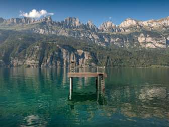Passerelle dans le lac de Walenstadt avec les Churfirsten en arrière-plan