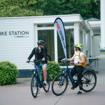 Le circuit commence à la station de vélos électriques de Bad Ragaz. © Kevin Wildhaber
