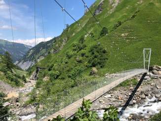 Pont suspendu au-dessus du Gufelbach, près de l'arène des cascades de Batöni