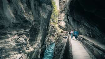 Deux femmes font de la randonnée dans les gorges de la Tamina