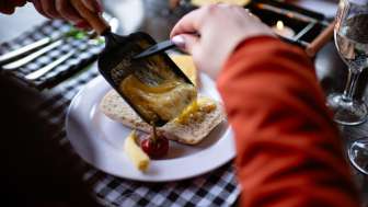 Manger une raclette © Kevin Wildhaber