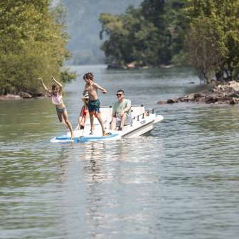 Des enfants sautent dans le lac de Walenstadt © Thomas Kessler Visuals