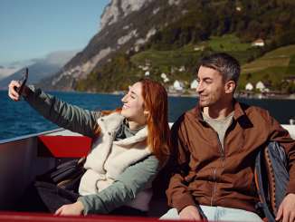 2025, panorama, circuit à vélo électrique, amis, profiter, automne, circuit gastronomique, expérience multiforme, bateau, faire une croisière, Suisse Tourisme, selfie, prendre un selfie, ST