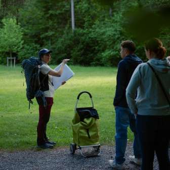 Une ranger suisse donne au groupe un aperçu de la vie des chauves-souris. © Kevin Wildhaber