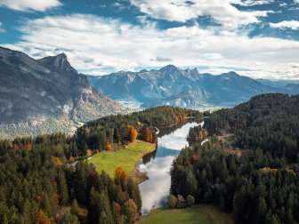 Le lac Chapfensee photographié d'en haut dans la lumière d'automne. En arrière-plan, on aperçoit les montagnes de la Bündner Herrschaft