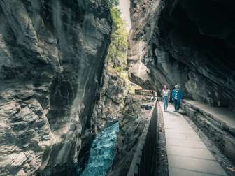 Deux femmes font de la randonnée dans les gorges de la Tamina