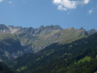 Chaîne rocheuse caractéristique dans les Wildseehörner ; © Alpinasol.ch