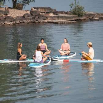 Yoga sur planche de SUP sur le lac de Walenstadt © Thomas Kessler Visuals