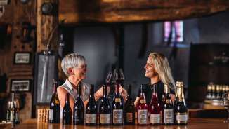 Mondes du Rhin_Château de Salenegg cave à vin, mère et fille, Bündner Bündner Herrschaft, Maienfeld, château Salenegg, dégustation de vin