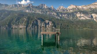 Passerelle dans le lac de Walenstadt avec les Churfirsten en arrière-plan