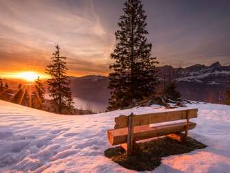 Banc solaire en hiver avec vue sur le lac de Walenstadt