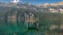 Passerelle dans le lac de Walenstadt avec les Churfirsten en arrière-plan