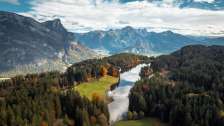 Le lac Chapfensee photographié d'en haut dans la lumière d'automne. En arrière-plan, on aperçoit les montagnes de la Bündner Herrschaft