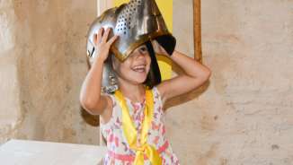 Filles sur la piste des enfants au château de Sargans Une fillette explore la trace des enfants dans le château de Sargans.