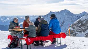 neige, montagne, excursion en famille, gastronomie, panneau indicateur sentier de randonnée hivernale, cabane Pizol, randonnée hivernale, randonnée d'altitude